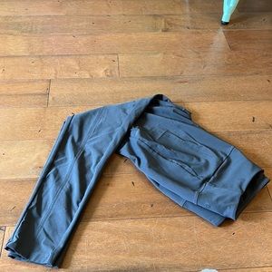 L Zella legging with zip closure pockets